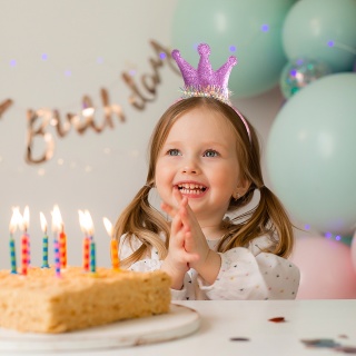 Opaska na włosy LED z koroną TRENDHAUS Birthday Fun, mix kolorów, Gry i zabawki, Gadżety