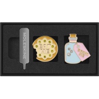 Zestaw 2 przypinek MOLESKINE 2026 Alice, Eat Me + Drink Me