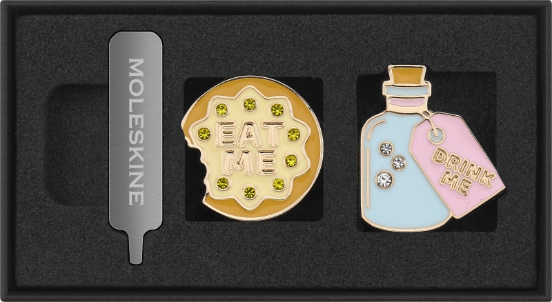 Zestaw 2 przypinek MOLESKINE 2026 Alice, Eat Me + Drink Me, Notatniki, Zeszyty i bloki